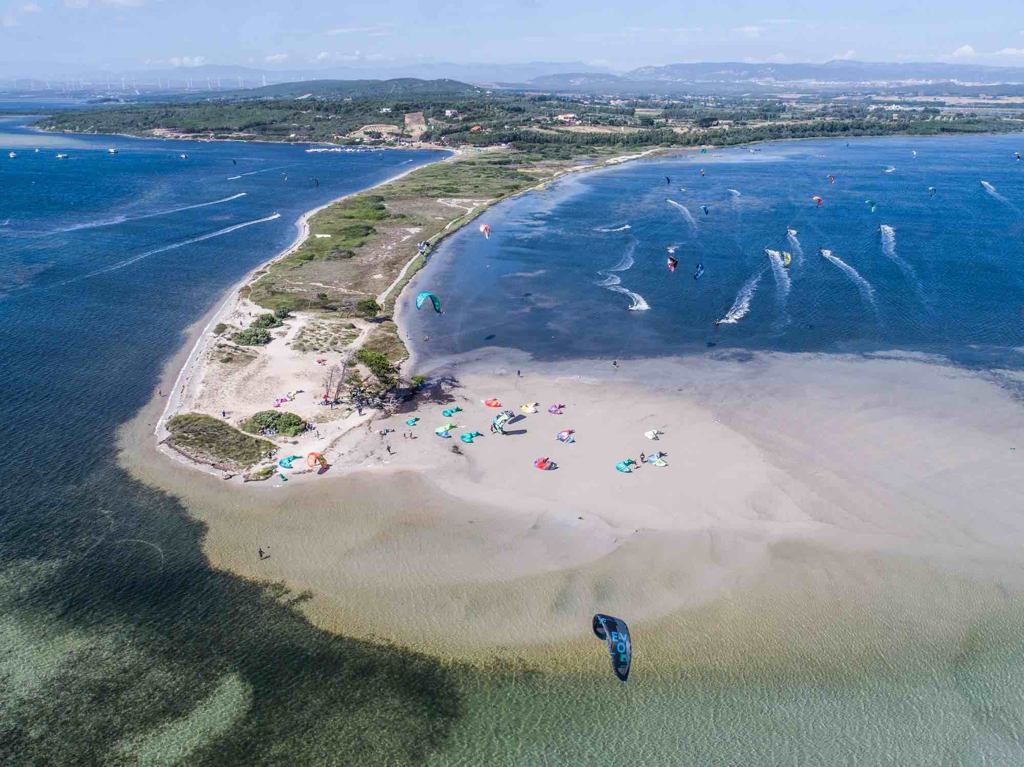 Der Kite-Spot von Punta Trettu, dem Kitesurf-Paradies auf Sardinien mit flachem und flachem Wasser