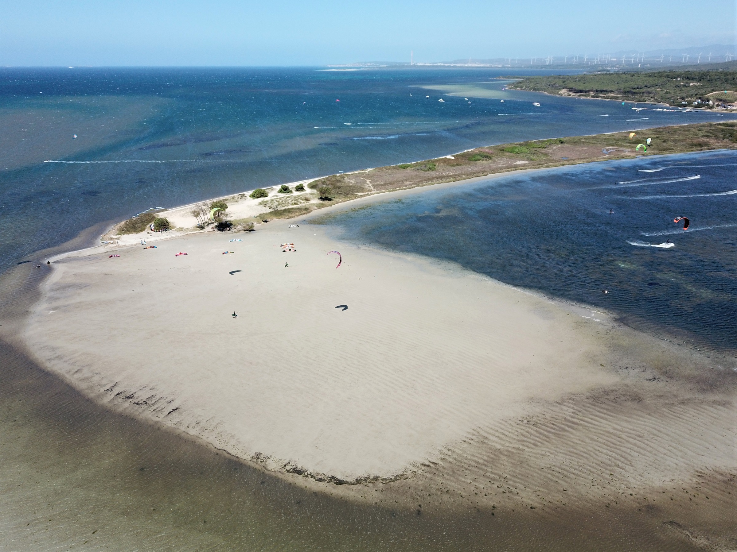 Der Kite Spot von Punta Trettu auf Sardinien, perfekt für Anfänger mit flachem und flachem Wasser