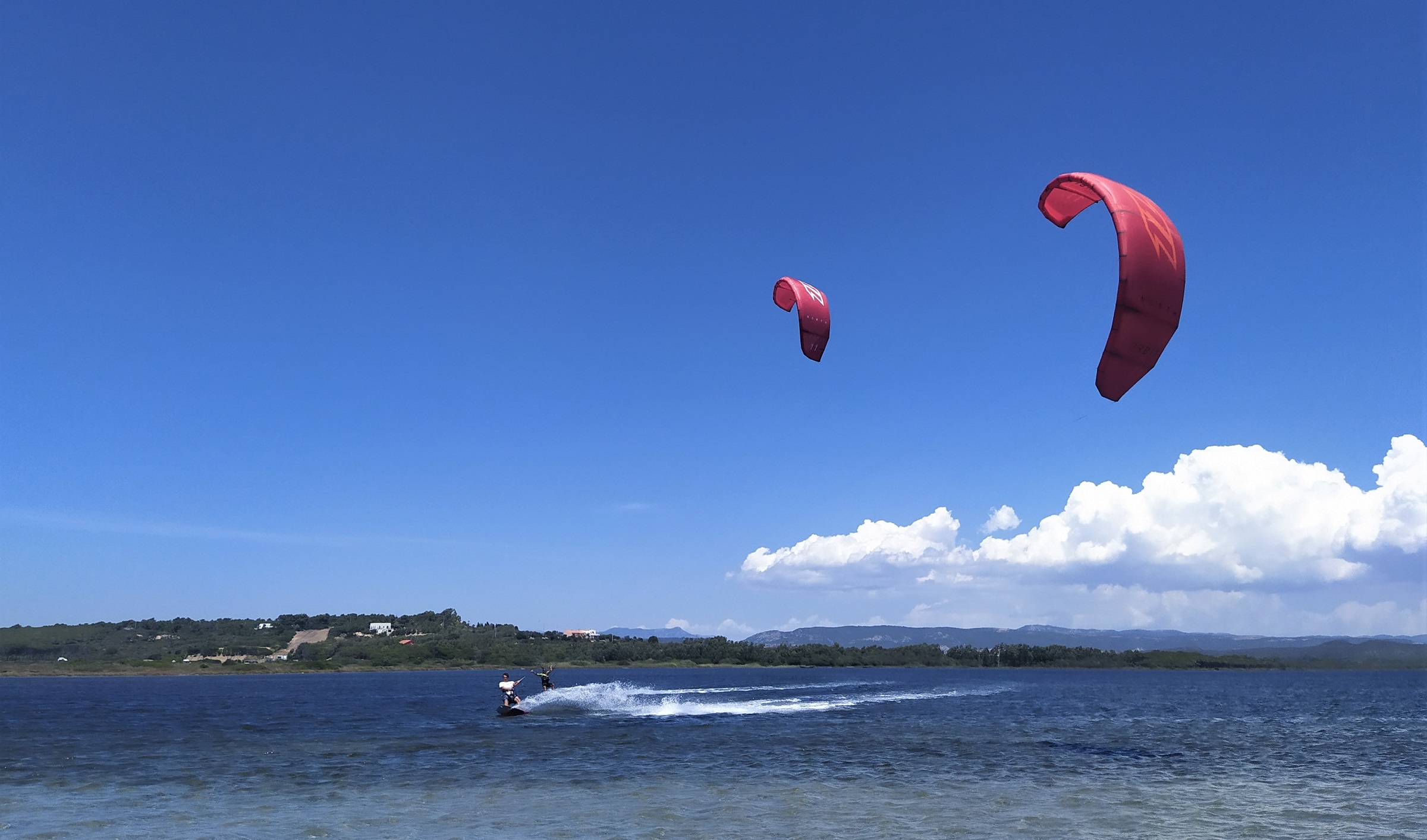 Kitesurfen in Punta Trettu, dem Paradies des Kitesurfens